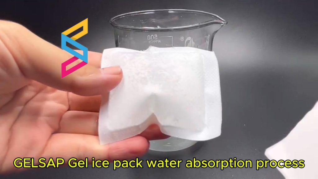 Proceso de absorción de agua de la bolsa de hielo en gel